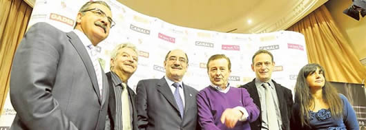 Alejandro García, diputado provincial; Emiliano Allende, director del certamen; Crescencio Martín, alcalde de Medina; el actor Juan Diego; Cecilio Vadillo, subdelegado del Gobierno y Patricia Fraile, de Caja España. :: F. J.