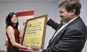 Alba Díez y Carlos Serrada muestran el cartel anunciador del centenario. :: FRAN JIMÉNEZ