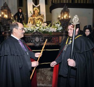 El alcalde entrega el bastón al presidente de la cofradía. :: F. JIMÉNEZ