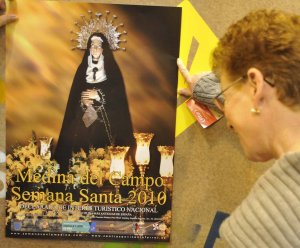 Una mujer observa el cartel de la Semana Santa de Medina del Campo. :: FRAN JIMÉNEZ
