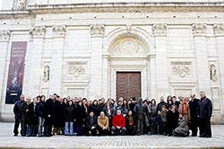 Alcaldes y juntas de cofradías de Rioseco y Medina del Campo, y un grupo de cofrades medinenses, ayer en Rioseco junto a la escultura al cofrade. F. Fradejas