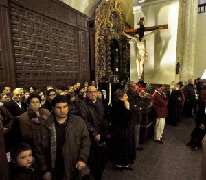 Los fieles, junto al Cristo del Vía Crucis, en San Miguel. :: FRAN JIMÉNEZ 