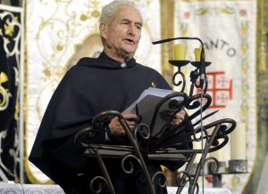 El pregonero, durante su intervención en el convento de las Madres Agustinas. :: FRAN JIMÉNEZ