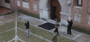 Visitantes en el patio de armas del castillo de la Mota. ::  FRAN JIMÉNEZ
