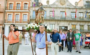 Procesión de San Roque a su salida desde el Ayuntamiento de Medina del Campo. :: FRAN JIMÉNEZ 