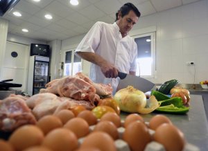 El cocinero Alberto Santos, en el local de restauración que ha tenido la iniciativa solidaria. :: FRAN JIMÉNEZ