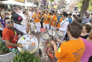 Actuación de una charanga en Medina del Campo. :: FRAN JIMÉNEZ