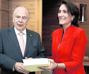 Javier Amoedo entrega el informe a la presidenta de las Cortes, Josefa García Cirac. :: LETICIA PÉREZ-ICAL