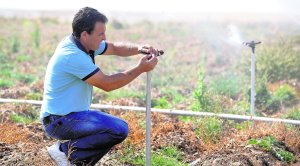 Juan Antonio Luengo revisa uno de los aspersores de su plantación de patatas. :: FRAN JIMÉNEZ