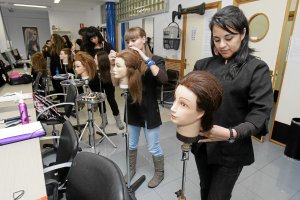 Las alumnas de Imagen personal tienen sus propios maniquíes de prácticas. :: A. GÓMEZ