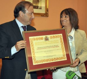 Mesquida entega el diploma a la alcaldesa de la villa, Teresa López Martín. :: FRAN JIMÉNEZ