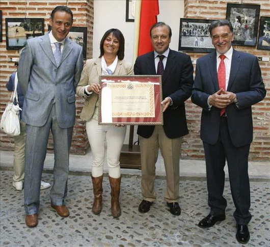 La alcaldesa de Medina del Campo, Teresa López, junto al secretario general de Turismo, Joan Mesquida (dcha), y el delegado y el subdelegado del Gobierno en Valladolid, Miguel Alejo (dcha) y Cecilio Vadillo, con el diploma que acredita a los encierros del municipio como fiesta de interés turístico nacional. 