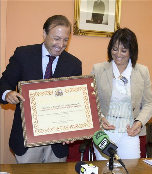 El secretario general de Turismo, Joan Mesquida, entrega a la alcaldesa de Medina del Campo, Teresa López, el diploma que acredita a los encierros del municipio como fiesta de interés turístico nacional. EFE