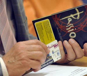 La tarjeta en manos del alcalde en la presentación. :: FRAN JIMÉNEZ