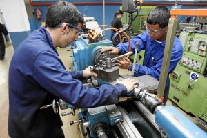 Las prácticas en tornos y fresadoras ocupan un número importante de horas para los alumnos de Mecanizado del ITM. :: AVELINO GÓMEZ