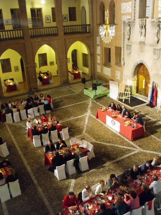 Cene benéfica en el Castillo de la Mota, en nuestra localidad de Medina del Campo, a favor del  proyecto " Hospital para Haití."