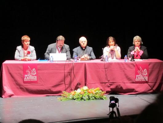 El sábado día 5 daba comienzo la jornada de mayor contenido académico, iniciada por los discursos inaugurales a cargo del Presidente del a Junta de Semana Santa de Medina del Campo, la presidenta de la Asociación Mujeres en Igualdad de esa ciudad, la presidenta de la Federación Nacional de Asociaciones Mujeres Cofrades, la alcaldesa de Medina del Campo y el Arzobispo de Valladolid, Monseñor D. Ricardo Blázquez, que posteriormente inició la sesión con la comunicación “La mujer en la Pasión de Jesucristo”, en la que disertó sobre el papel de la mujer en la Pasión centrándose en la figura de la Verónica.