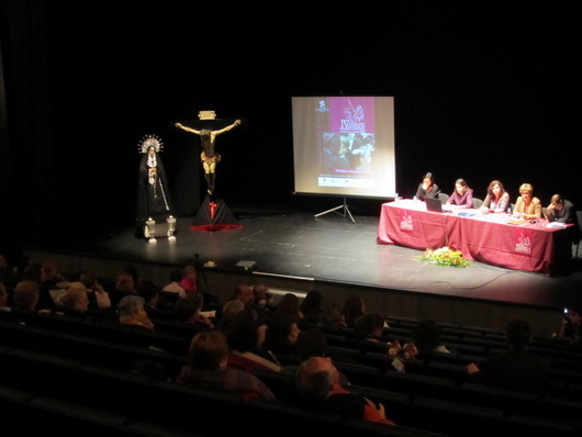 A continuación tuvo lugar la lectura del manifiesto “Hacia una nueva era: por la igualdad plena de la mujer cofrade”, con el que los participantes en este encuentro conjuntamente demandan la igualdad de la mujer en todas las cofradías y hermandades españolas.