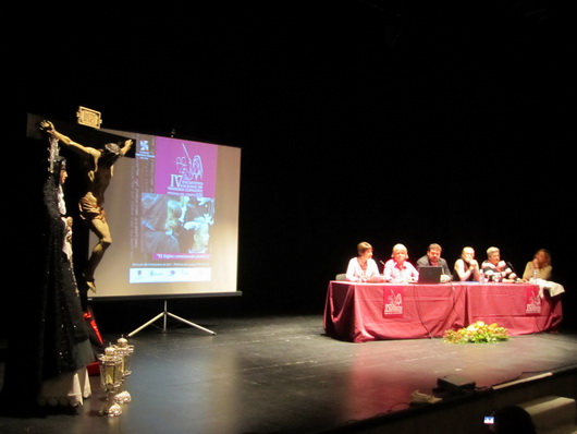 A continuación tuvo lugar la lectura del manifiesto “Hacia una nueva era: por la igualdad plena de la mujer cofrade”, con el que los participantes en este encuentro conjuntamente demandan la igualdad de la mujer en todas las cofradías y hermandades españolas.