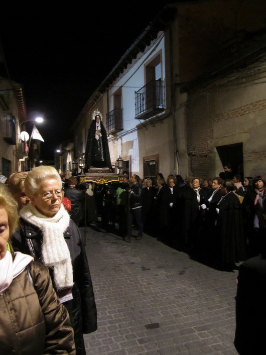 Tras las visitas, a las 20h daba inicio el Rosario de la Soledad, en el todos los asistentes que quisieron pudieron participar en el mismo, portando incluso las imágenes de Cristo o María en su desarrollo por las céntricas calles de Medina. Esta procesión extraordinaria nos ofreció la oportunidad de conocer y vivir la Semana Santa medinense, hecho que debemos de agradecer a los organizadores de este encuentro y a los cofrades de Medina.