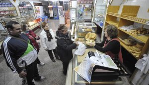 Algunos de los últimos clientes de la panadería de Cipriano Martín. :: F. JIMÉNEZ