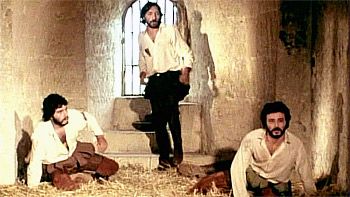 Fotograma del telefilm 'Los comuneros', dirigido por José Antonio Páramo en 1977. En la imagen, Bravo (Nicolás Dueñas), Maldonado (Joaquín Hinojosa) y Padilla (Juan Diego), esperando su ejecución en la celda. Paco Merayo / ICAL 