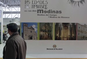 Cartel anunciador de Las Edades mostrado en la feria de turismo Intur. :: G. VILLAMIL