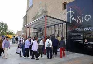 Un grupo de personas hace cola para acceder a la exposición de Las Edades del Hombre en su sede de Medina del Campo. :: FRAN JIMÉNEZ