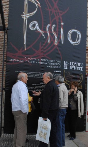Un grupo de personas a la entrada de la exposición 'Passio' de Medina del Campo. :: FRAN JIMÉNEZ