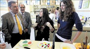 El consejero de Educación charla con dos de las alumnas en la visita a Medina del Campo. ICAL