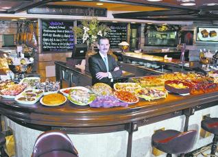 Carlos Tejedor, en la barra de uno de los ocho establecimientos que posee en Madrid.  foto cedida por la máquina