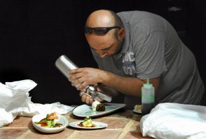 Un cocinero prepara tapas para el concurso. :: FRAN JIMÉNEZ