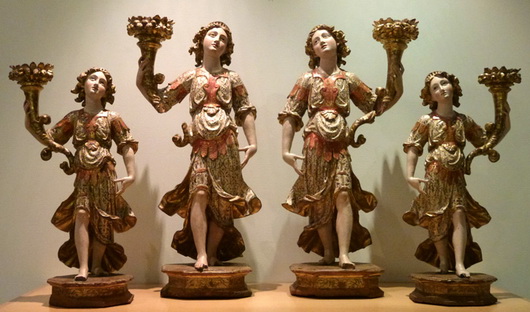 Conjunto de ángeles lampadarios. Anónimo napolitano. Hacia 1600. Esculturas en madera policromada / 90x47x30 cm y 70x37x25 cm. Iglesia de Santiago el Real