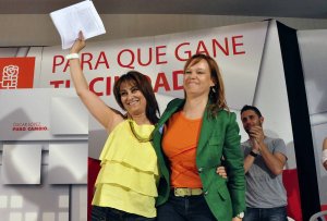 La candidata medinanse Teresa López saludo junto a la ministra de Sanidad, Leire Pajín. :: FRAN JIMÉNEZ