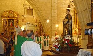 El arzobispo bendice la iamgen del Padre Hoyos. /Rosa Sandoval