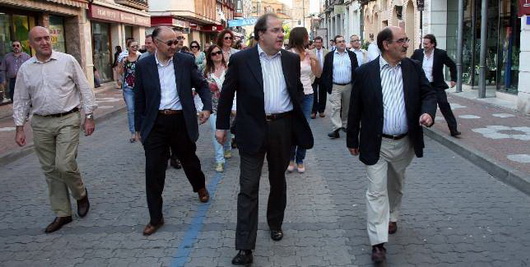Herrera junto a Jesús Julio Carnero, Ramiro Ruiz Medrano y Crescencio Martín Pascual caminan por las calles de Medina del Campo