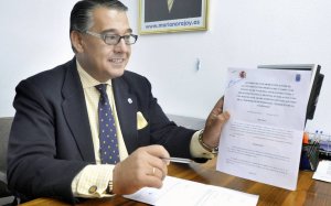 Javier Rodríguez muestra el documento sobre el aparcamiento en Marqués de la Ensenada. :: F. JIMÉNEZ