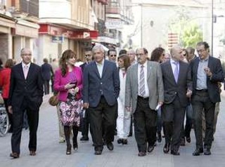 Ramiro Ruiz Medrano (i), Silvia Clemente, Javier Arenas y Crescencio Martín Pascual, entre otros, pasean por Medina.