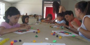 Paula, Irene, Sofía, Aaron y David trabajan con las monitoras en las actividades de la Ludoteca de Pozal. :: FOTOS: LORENA SANCHO