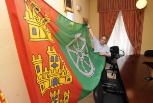 Juan Antonio Alonso muestra la nueva bandera en el salón de plenos del Ayuntamiento. :: FRAN JIMÉNEZ