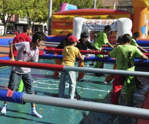 Los niños juegan al 'futbolín humano' en la Plaza Mayor. :: F. JIMÉNEZ