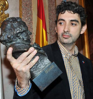 El director David Pinillos con el Goya conseguido por su ópera prima 'Bon appèttit' :: Efe 