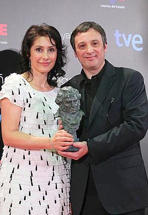 La directora María Reyes y su productor Juan Vicente Córdoba con el Goya al Mejor Corto de Ficción 'Una caja de botones' rodada en Medina del Campo.:: ICAL