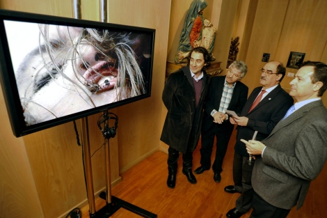 Panera, Allende, Martín y Sánchez observan una de las videocreaciones.