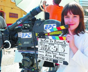 Rodaje. Sara con la claqueta del corto en el que ha debutado como actriz para la gran pantalla. 