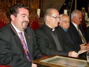 Carlos García junto al deán en la catedral cauriense . :: KARPINT