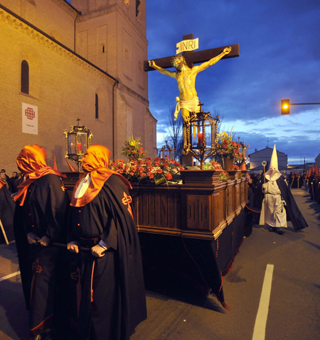 El Cristo de la Agonía, durante la procesión de Caridad en Medina del Campo :: Fran Jiménez 