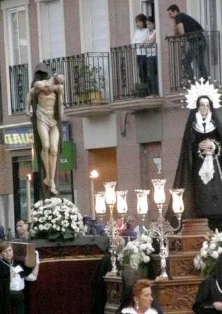 La escultura provista del paño de pureza que Flecha fabricó en poliéster solo para el desfile del sábado.