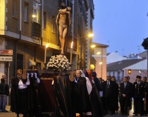 'Cristo en brazos de la Muerte', obra del zamorano Ricardo Flecha, ayer, en la procesión extraordinaria de Medina. :: F. JIMÉNEZ