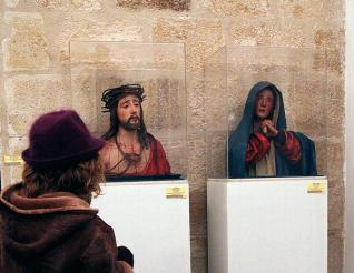 Una mujer observa al Ecce Homo y la Dolorosa, de Pedro de Mena, en el Museo de la Catedral. Foto L.O.Z.